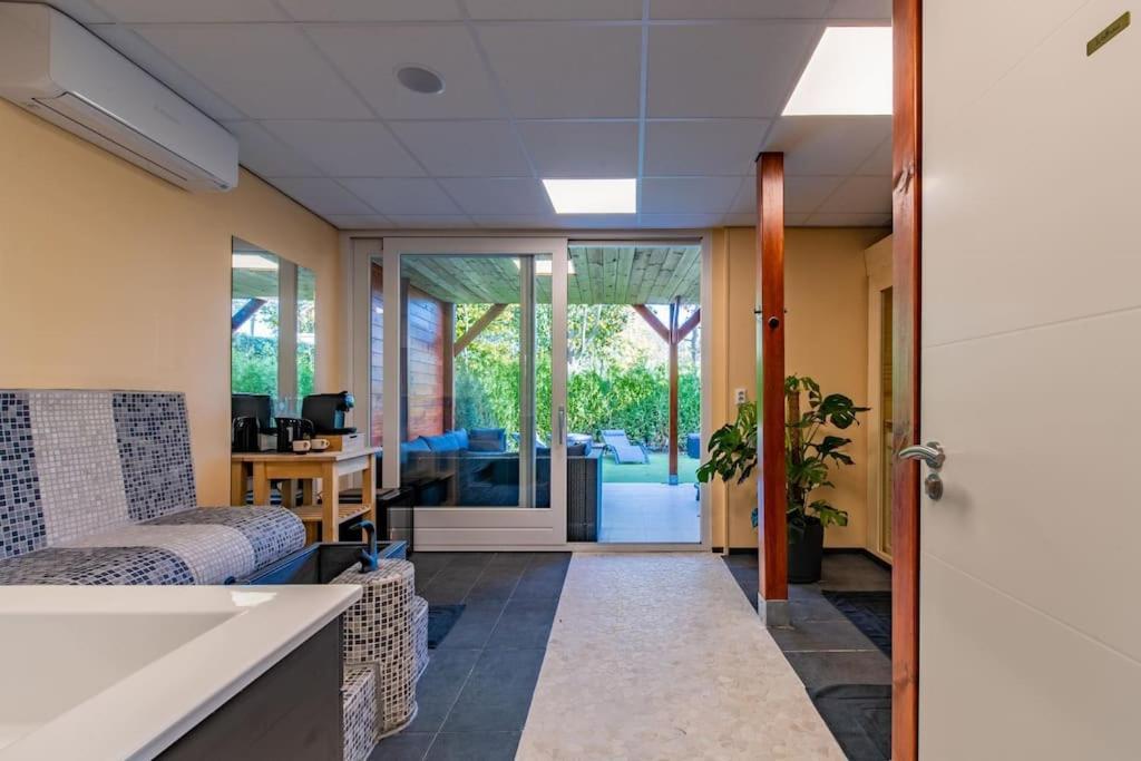 Wellness Studio Tiel Met Sauna En Jacuzzi Extérieur photo