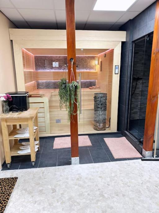 Wellness Studio Tiel Met Sauna En Jacuzzi Extérieur photo