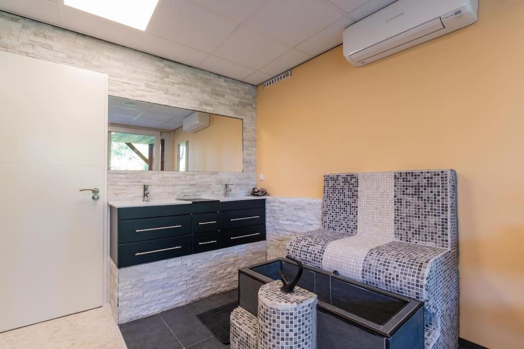 Wellness Studio Tiel Met Sauna En Jacuzzi Extérieur photo