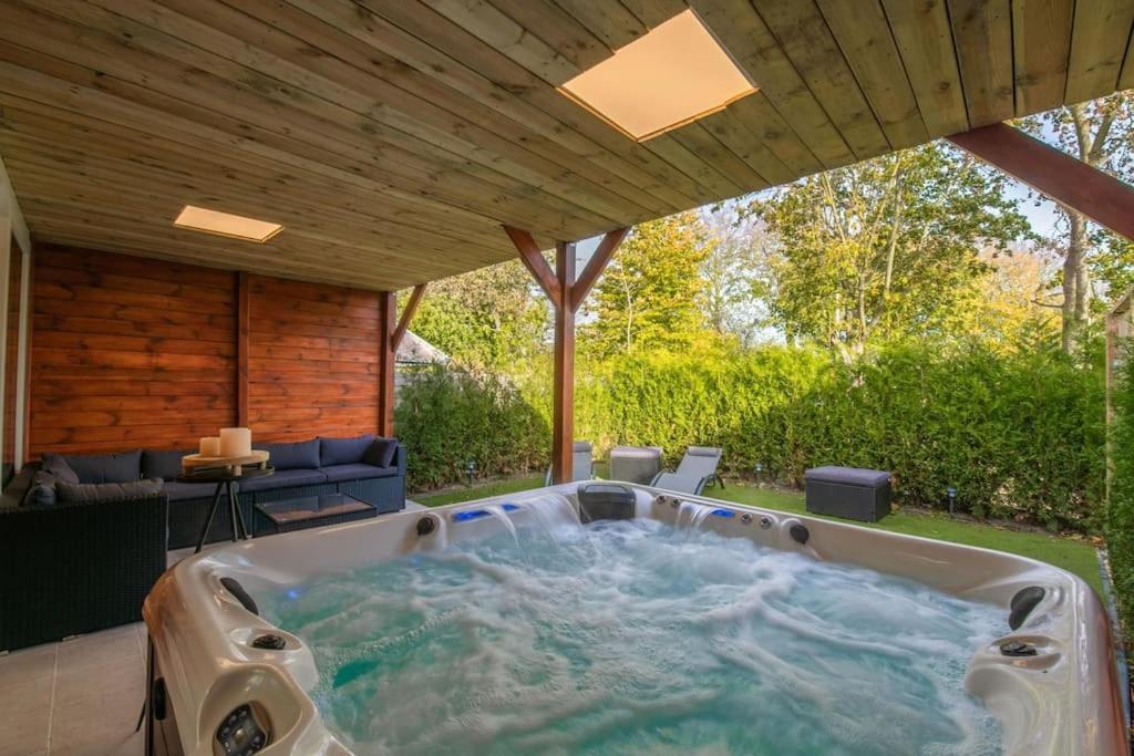 Wellness Studio Tiel Met Sauna En Jacuzzi Extérieur photo