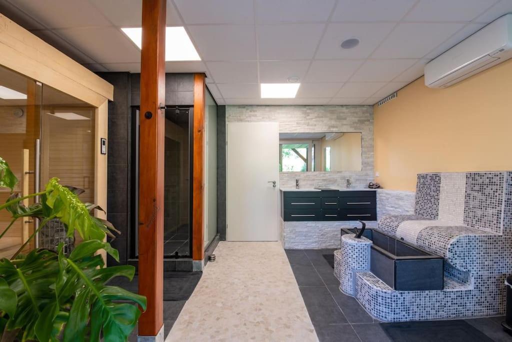 Wellness Studio Tiel Met Sauna En Jacuzzi Extérieur photo